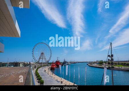 Valencia, Spanien: 14. Juni 2015 - Panoramablick auf den Hafen von Valencia mit dem Riesenrad im Hintergrund Stockfoto