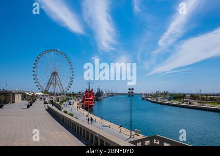 Valencia, Spanien: 14. Juni 2015 - Panoramablick auf den Hafen von Valencia mit dem Riesenrad im Hintergrund Stockfoto