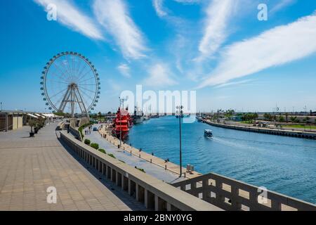 Valencia, Spanien: 14. Juni 2015 - Panoramablick auf den Hafen von Valencia mit dem Riesenrad im Hintergrund Stockfoto