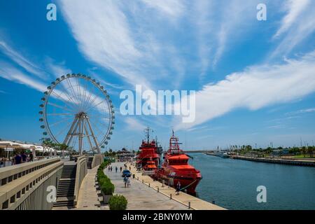 Valencia, Spanien: 14. Juni 2015 - Panoramablick auf den Hafen von Valencia mit dem Riesenrad im Hintergrund Stockfoto