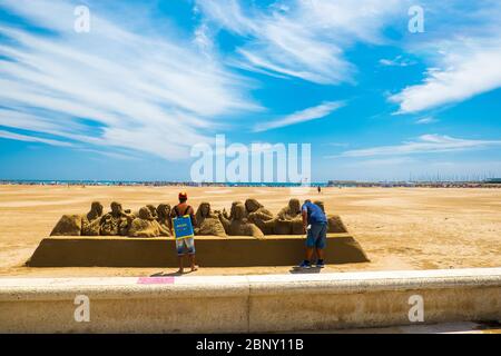 Valencia, Spanien: 14. Juni 2015 - Sandcastle Bildhauer an der Küste von Valencia Stockfoto