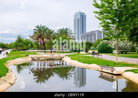 Valencia, Spanien: 14. Juni 2015 -Touristen und Einheimische spazieren durch den Garten von Valencia Stockfoto