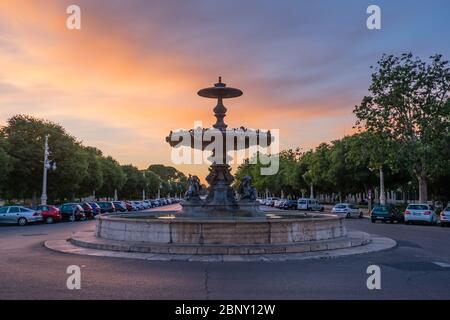 Valencia, Spanien: 14. Juni 2015 - Brunnen mit den Farben des Sonnenuntergangs nach dem Regen in Valencia beleuchtet Stockfoto
