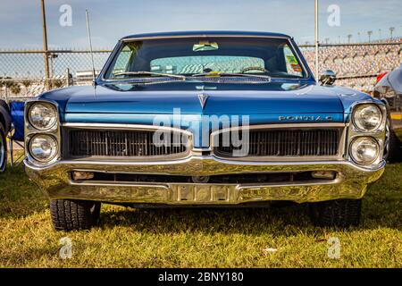 Daytona Beach, FL / USA- 24. November 2018: Blue 1966 Pontiac LeMans beim Daytona Turkey Run im Herbst 2018. Stockfoto