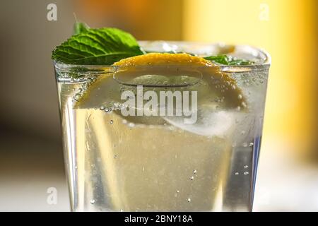 Frisch eisgekühlter Mojito Soda Cocktail aus nächster Nähe, Minzblätter, Zitrone, sommerliches kaltes Getränk Stockfoto