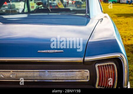 Daytona Beach, FL / USA- 24. November 2018: Blue 1966 Pontiac LeMans beim Daytona Turkey Run im Herbst 2018. Stockfoto
