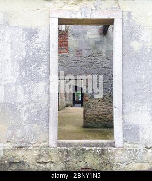 Blick durch ein Fenster des Appuldurcombe House. Jetzt eine Ruine Stockfoto