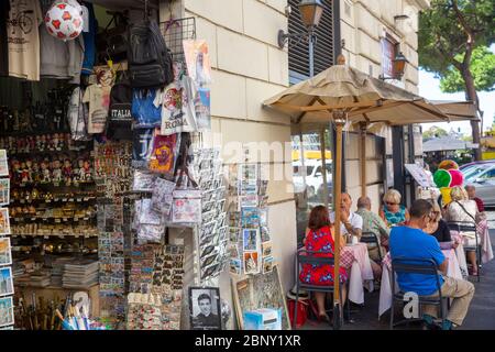 Rom Convenience und Souvenirshop mit Menschen im Café Nebenan, Rom Stadtzentrum, Italien Stockfoto