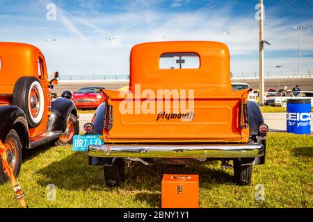 Daytona Beach, FL / USA- 24. November 2018: Restaurierter oranger und schwarzer 1941 Plymouth PT-125 Pickup Truck beim Herbst 2018 Daytona Turkey Run. Stockfoto