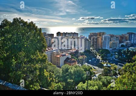 Panoramablick auf die Stadt Málaga mit der Stierkampfarena, der Skyline und dem Meer im Hintergrund Stockfoto