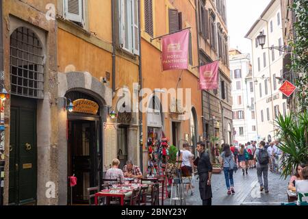 Das Stadtzentrum von Rom und die Menschen schlendern durch die Straßen Roms und genießen ein Mittagessen in einem lokalen Café-Restaurant, Italien, Europa, 2018 Stockfoto