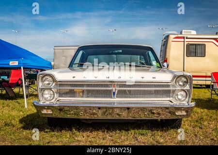 Daytona Beach, FL / USA- 24. November 2018: 1965 White Plymouth Sport Fury 2-türige Hardtop beim Herbst 2018 Daytona Turkey Run. Stockfoto