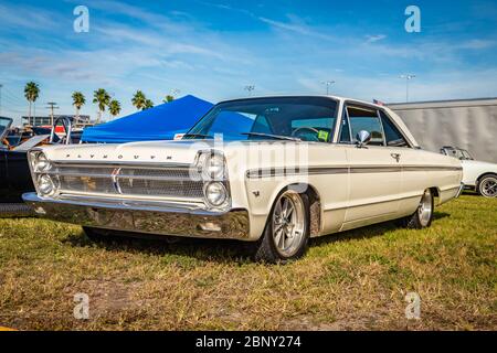 Daytona Beach, FL / USA- 24. November 2018: 1965 White Plymouth Sport Fury 2-türige Hardtop beim Herbst 2018 Daytona Turkey Run. Stockfoto