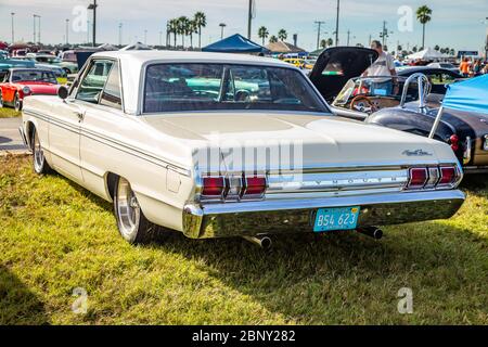 Daytona Beach, FL / USA- 24. November 2018: 1965 White Plymouth Sport Fury 2-türige Hardtop beim Herbst 2018 Daytona Turkey Run. Stockfoto