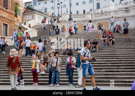 Spanische Treppe an der Piazza di Spagna im Stadtzentrum von Rom, voll mit Touristen, die die antike römische Geschichte, Rom, Italien, besichtigen Stockfoto