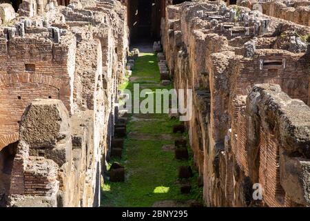 Kolosseum Rom und seine unterirdische Struktur in diesem weltberühmten Amphitheater, das antike Rom, Italien Stockfoto