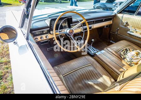 Daytona Beach, FL / USA- 24. November 2018: 1965 White Plymouth Sport Fury 2-türige Hardtop beim Herbst 2018 Daytona Turkey Run. Stockfoto