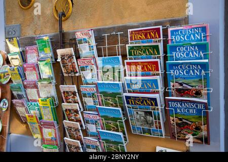 Italienische Reiseführer und Karten zum Verkauf in einem kleinen Geschäft in der Toskana, Italien Stockfoto