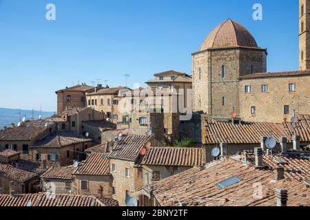 Volterra italienische mittelalterliche Stadt mit Dächern und Blick auf das val di cecina am Herbsttag, Toskana, Italien Stockfoto