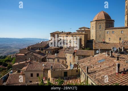 Volterra italienische mittelalterliche Stadt mit Dächern und Blick auf das val di cecina am Herbsttag, Toskana, Italien Stockfoto