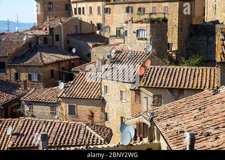 Volterra italienische mittelalterliche Stadt mit Dächern und Blick auf das val di cecina am Herbsttag, Toskana, Italien Stockfoto