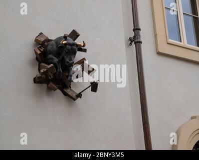 Turin, Piemont, Italien. Mai 2020. Ein Stier bricht mit seinen goldenen Hörnern durch eine Mauer: Eine künstlerische Installation, die der Stadt und ihrer Wiederbelebung gewidmet ist. Stockfoto