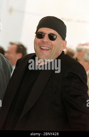 CANNES, FRANKREICH. Mai 1997: Schauspieler Bruce Willis bei den 50. Filmfestspielen von Cannes. Foto © Paul Smith/Featureflash Stockfoto