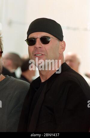 CANNES, FRANKREICH. Mai 1997: Schauspieler Bruce Willis bei den 50. Filmfestspielen von Cannes. Foto © Paul Smith/Featureflash Stockfoto