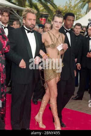 CANNES, FRANKREICH. Mai 1997: Regisseur Luc Besson & Schauspielerin Milla Jovovich bei den 50. Filmfestspielen in Cannes. Foto © Paul Smith/Featureflash Stockfoto