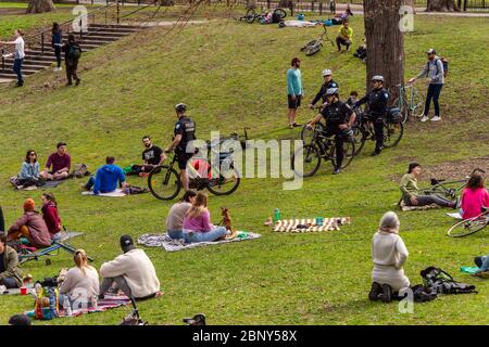 Montreal, Kanada - 16. Mai 2020: Polizei patrouilliert in öffentlichen Parks, um die Gesetze zur physischen Entfernung des Coronavirus im Lafontaine Park durchzusetzen Stockfoto