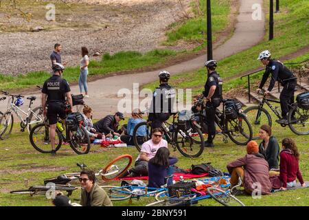 Montreal, Kanada - 16. Mai 2020: Polizei patrouilliert in öffentlichen Parks, um die Gesetze zur physischen Entfernung des Coronavirus im Lafontaine Park durchzusetzen Stockfoto