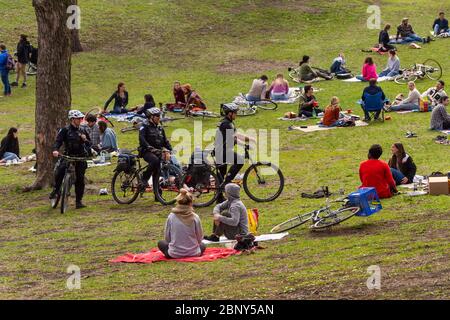 Montreal, Kanada - 16. Mai 2020: Polizei patrouilliert in öffentlichen Parks, um die Gesetze zur physischen Entfernung des Coronavirus im Lafontaine Park durchzusetzen Stockfoto