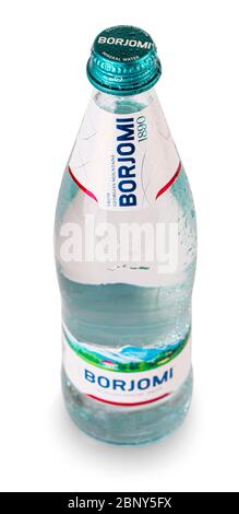 Kamtschatka, Russland - 10. MAI 2020: Flasche Borjomi, eine Marke von natürlich kohlensäurehaltigen Mineralwasser aus Quellen in der Borjomi-Schlucht im Zentrum von Georgi Stockfoto