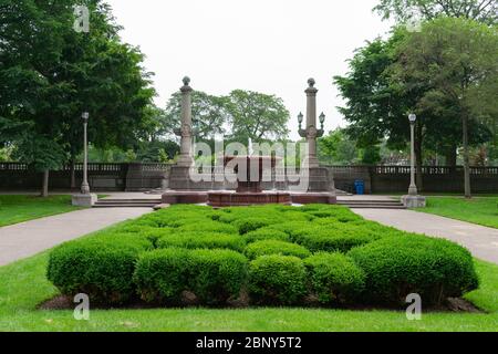 Green Hedges vor einem Brunnen im Grant Park In Chicago an einem Foggy Day Stockfoto