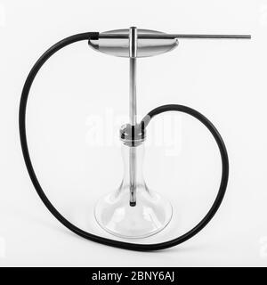 Shisha mit einer transparenten Glasflasche auf weißem Hintergrund. Stockfoto