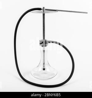 Shisha mit einer transparenten Glasflasche auf weißem Hintergrund. Stockfoto