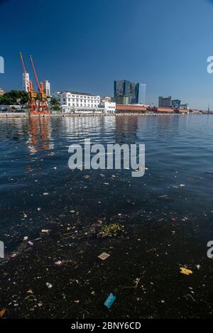 Verschmutzung in der Guanabara Bucht, neben dem Museum of Tomorrow. Rio de Janeiro, Brasilien. Stockfoto