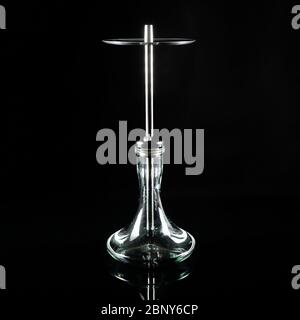 Shisha mit einer transparenten Glasflasche auf schwarzem Hintergrund. Stockfoto