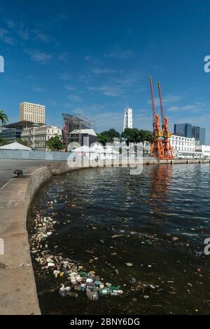 Verschmutzung in der Guanabara Bucht, neben dem Museum of Tomorrow. Rio de Janeiro, Brasilien. Stockfoto