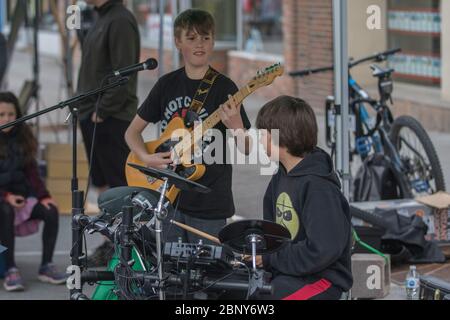 Zwei junge Jungs, Schlagzeuger und Gitarrist, die im Outdoor Conceert auftreten. Stockfoto