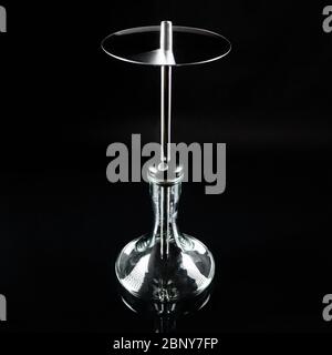 Shisha mit einer transparenten Glasflasche auf schwarzem Hintergrund. Stockfoto