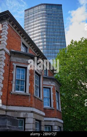 London, UK - 12. Mai 2020: Blick auf den modernen Millbank Tower mit älteren Gebäuden im Vordergrund Stockfoto