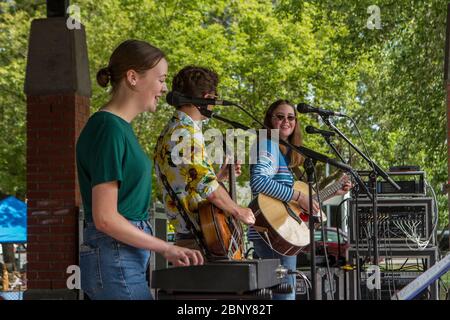 Familienband aus zwei Schwestern und einem Bruder, im Outdoor-Rock-Konzert playing. Stockfoto