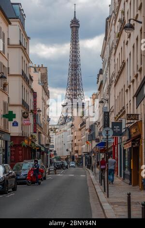 Rue Saint-Dominique, Pariser Straßenszene in der Abenddämmerung, Eiffelturm im Hintergrund. Stockfoto