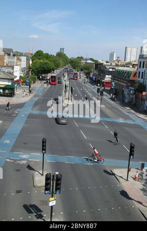 London, Großbritannien - 8. Mai 2020: Eine Radtour über die Mile End Road während der anhaltenden Londoner Sperrung aufgrund der Covid19-Pandemie. Die seit Ende März in Kraft getretene Lockdown der Regierung riet der Öffentlichkeit, wegen der Covid-19-Pandemie zu Hause zu bleiben. Fotos: David Mbiyu Stockfoto