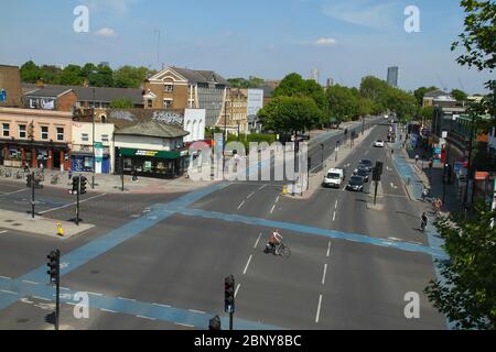 London, Großbritannien - 8. Mai 2020: Eine Radtour über die Mile End Road während der anhaltenden Londoner Sperrung aufgrund der Covid19-Pandemie. Die seit Ende März in Kraft getretene Lockdown der Regierung riet der Öffentlichkeit, wegen der Covid-19-Pandemie zu Hause zu bleiben. Fotos: David Mbiyu Stockfoto