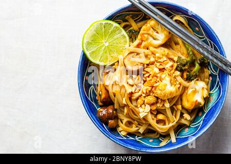 Reis Nudeln mit Gemüse und Hoisin Sauce Stockfoto