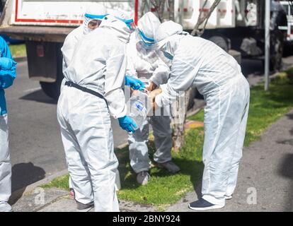 Bogota, Kolumbien. Mai 2020. Desinfektionskampagne in speziellen Pflegebereichen und ein Sensibilisierungstag im Stadtteil Mazuren, im Norden der Stadt Bogota Quelle: Daniel Garzon Herazo/ZUMA Wire/Alamy Live News Stockfoto