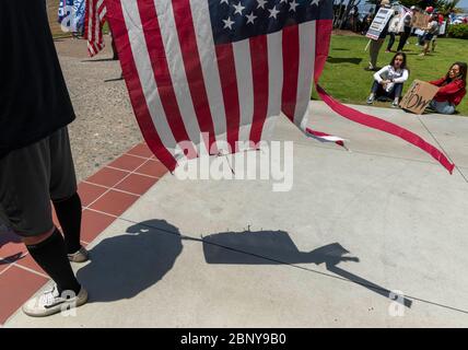 San Diego, Kalifornien, USA. Mai 2020. Demonstranten im Verwaltungsgebäude des Landkreises in San Diego demonstrieren gegen die Beschränkungen, die von staatlichen und lokalen Regierungen zur Bekämpfung der Verbreitung des neuartigen Coronavirus auferlegt wurden. Kredit: David Barak/ZUMA Wire/Alamy Live News Stockfoto