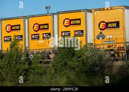 LKW-Anhänger mit Logos außerhalb einer Anlage, die von Estes Express Lines in Norristown, Pennsylvania am 4. Mai 2020 besetzt ist. Stockfoto